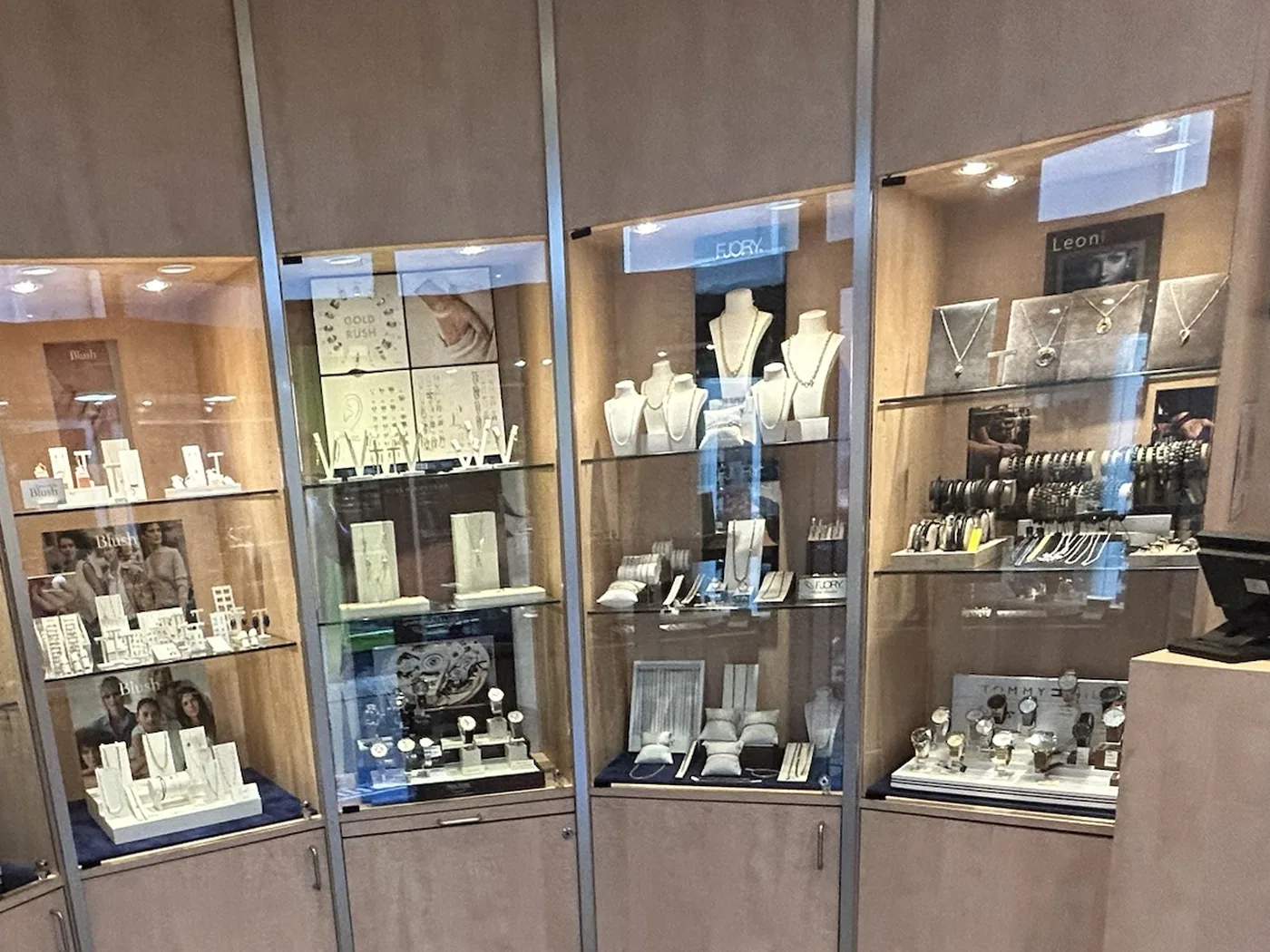 Rechte vitrines met sieraden en horloges in de winkel